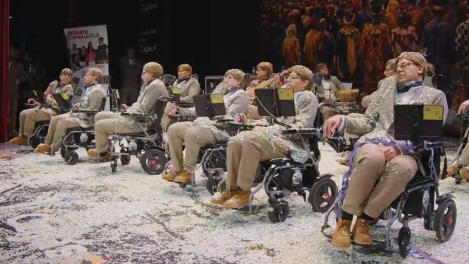 على كراسٍ متحركة.. عرض يهزّ إسبانيا ويعيد ستيفن هوكينغ إلى الحياة (فيديو إرم)