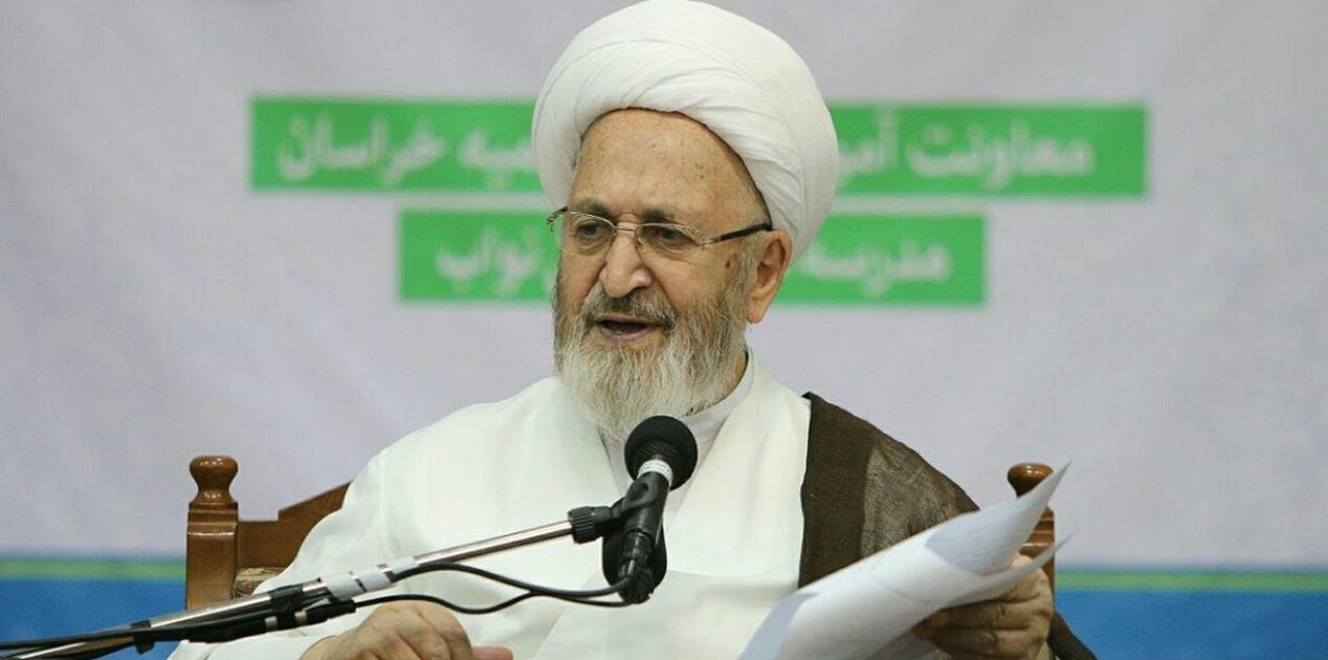 مرجع إيراني يدعو سلطات بلاده لإقامة علاقات "متينة" مع السعودية ومصر