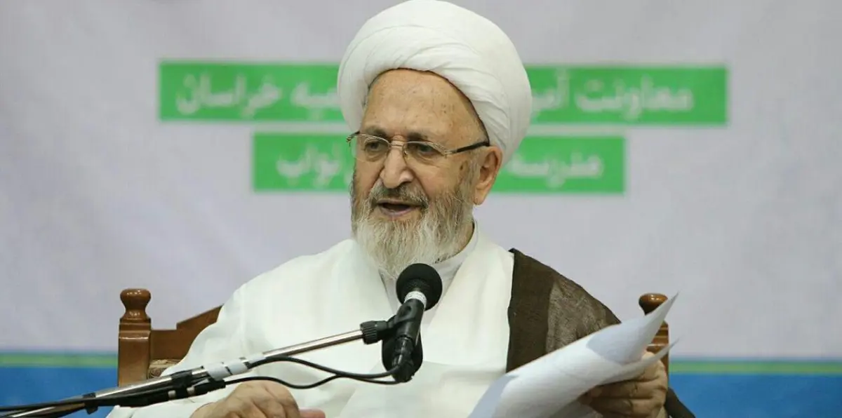 مرجع إيراني يدعو سلطات بلاده لإقامة علاقات "متينة" مع السعودية ومصر