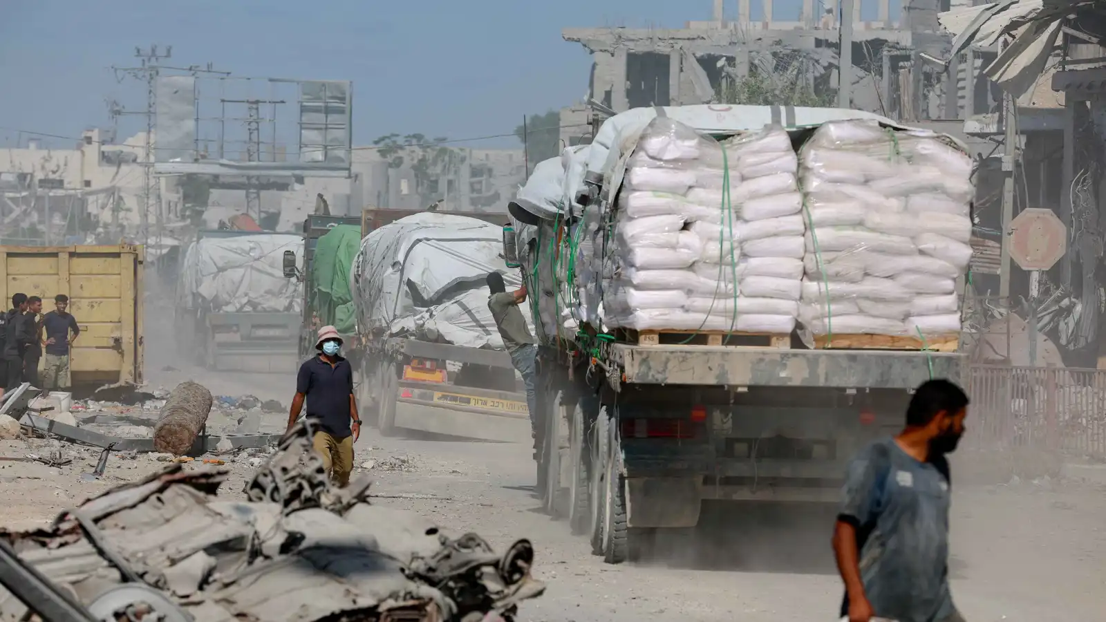 مسيّرة أمريكية ترصد نهب شاحنة مساعدات في غزة (فيديو)