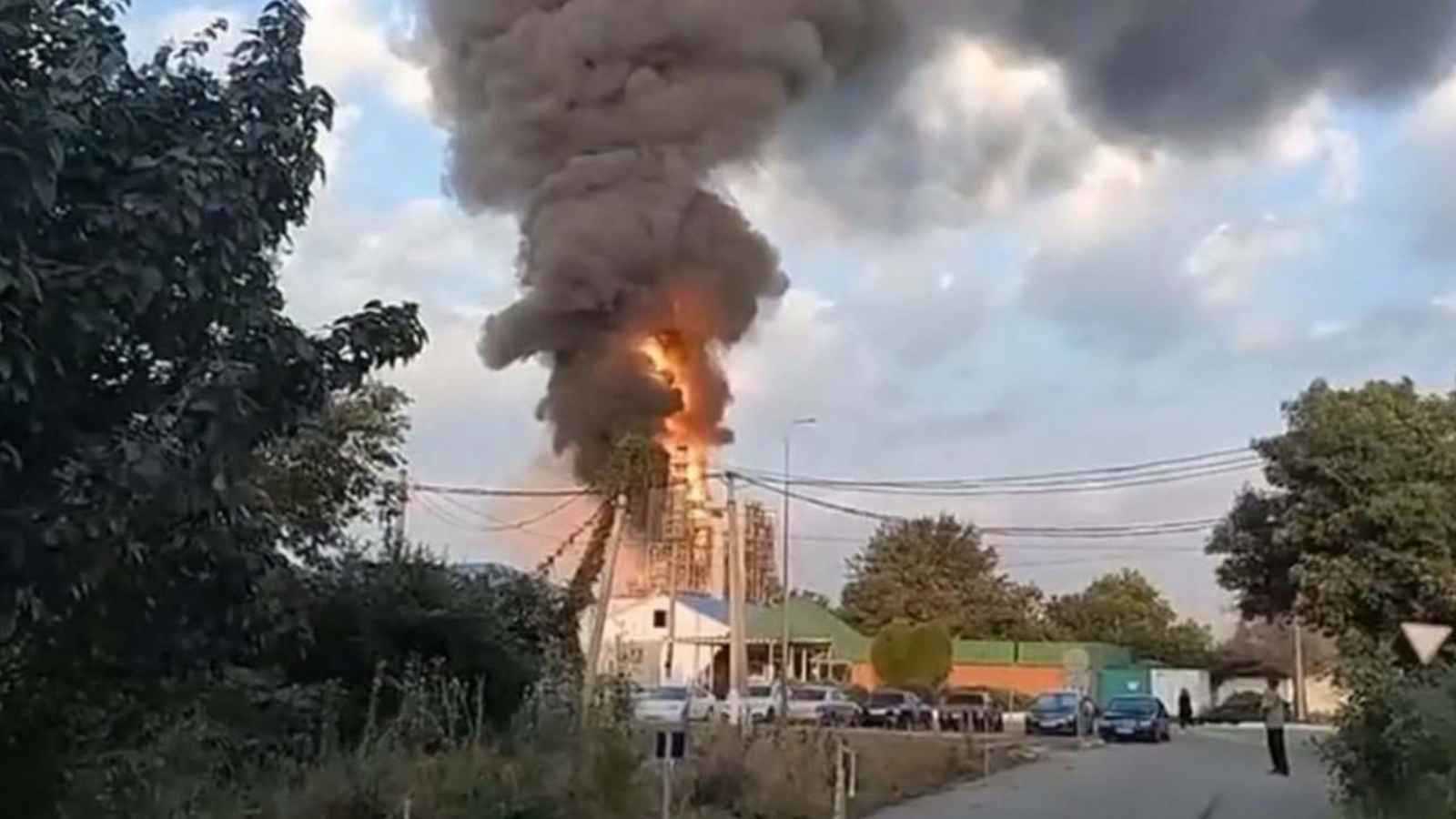 حريق في مصفاة نفط روسية إثر هجوم أوكراني (فيديو)