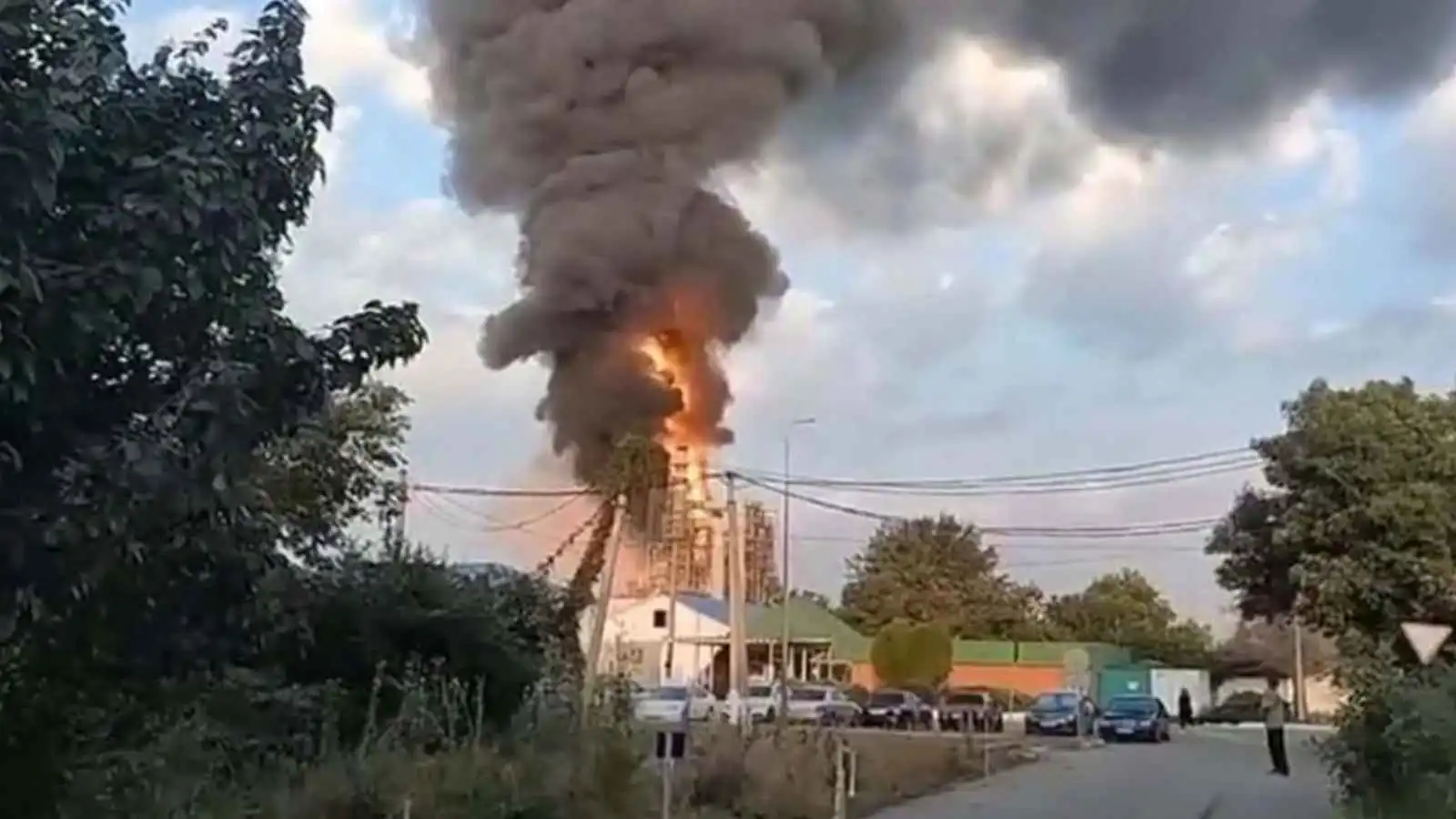 حريق في مصفاة نفط روسية إثر هجوم أوكراني (فيديو)