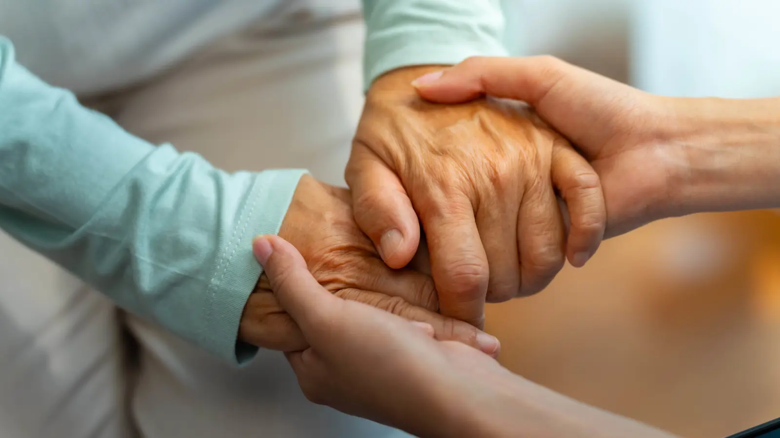 تخصص عائداتها لعلاجهم.. عراقية ترسم لمساعدة مرضى السرطان