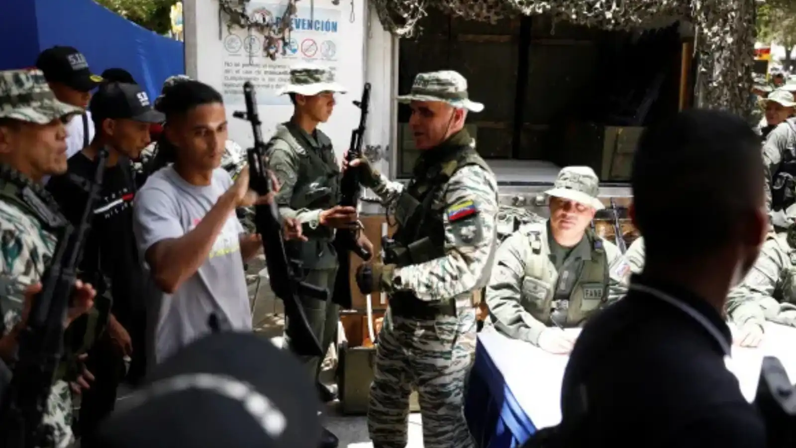 مصدر فنزويلي: تشكيلات شعبية مسلحة ضد السيناريو الأمريكي "الأسوأ"