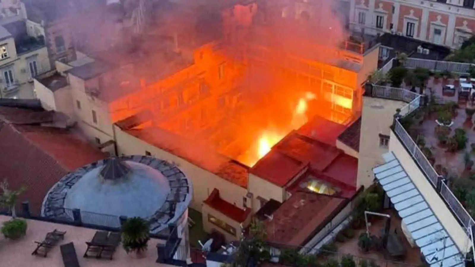 حريق ضخم يلتهم مسرحًا تاريخيًا في نابولي (فيديو)