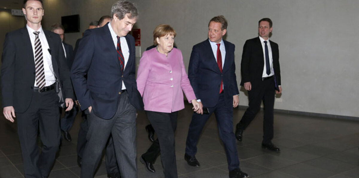 ميركل تدافع عن سياسة الباب المفتوح بشأن اللاجئين