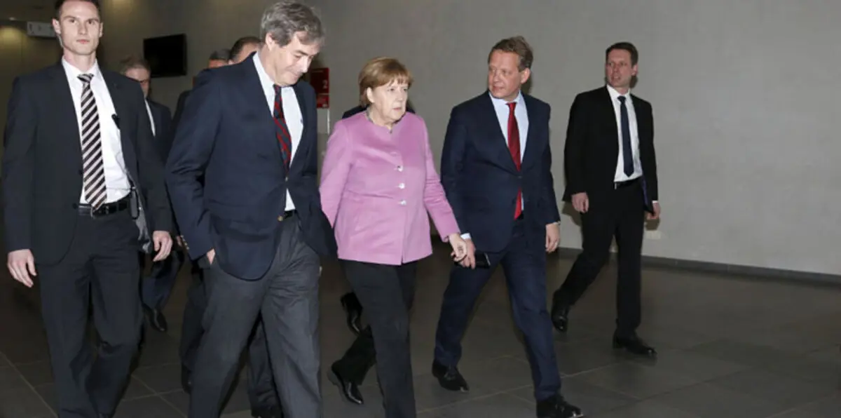 ميركل تدافع عن سياسة الباب المفتوح بشأن اللاجئين