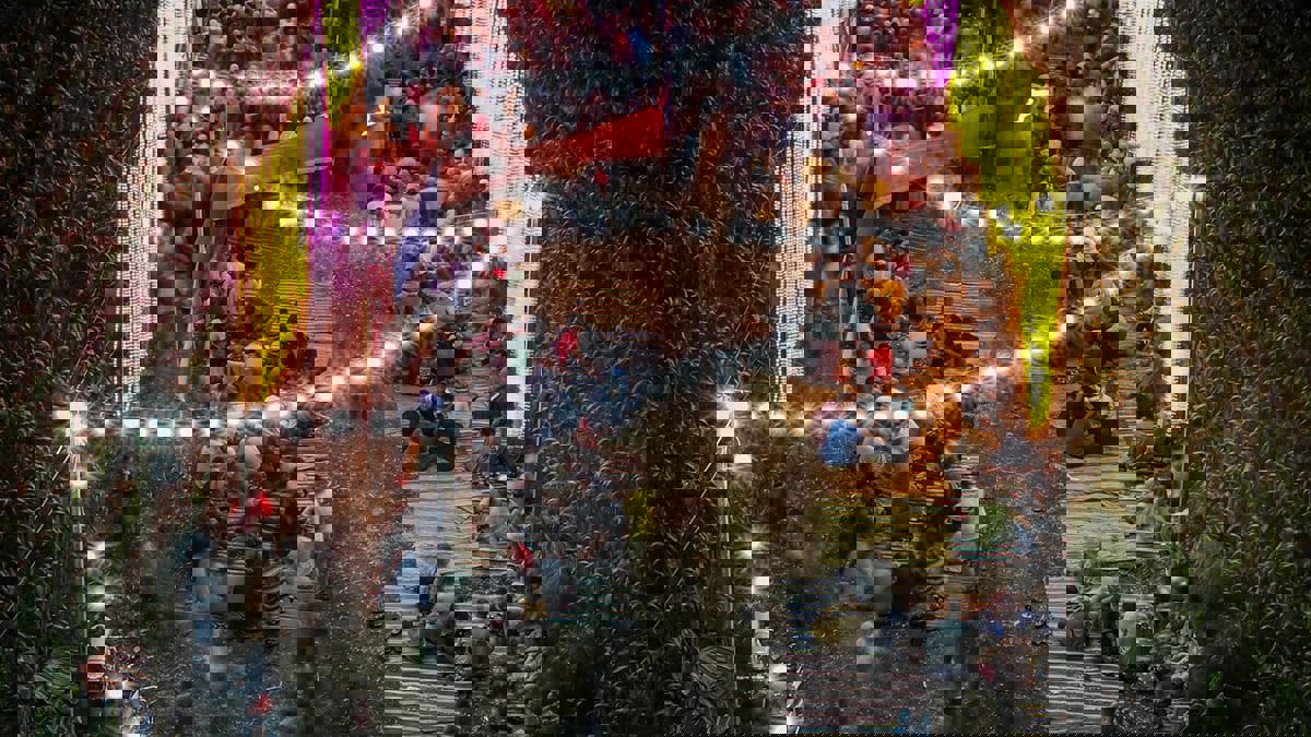 مصري يطلق زوجته في مكبر الصوت أثناء حفل زفاف ابنتهما (فيديو)