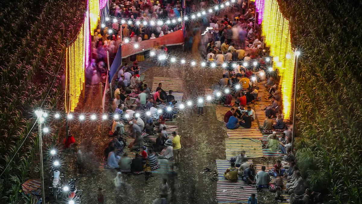 مصري يطلق زوجته في مكبر الصوت أثناء حفل زفاف ابنتهما (فيديو)