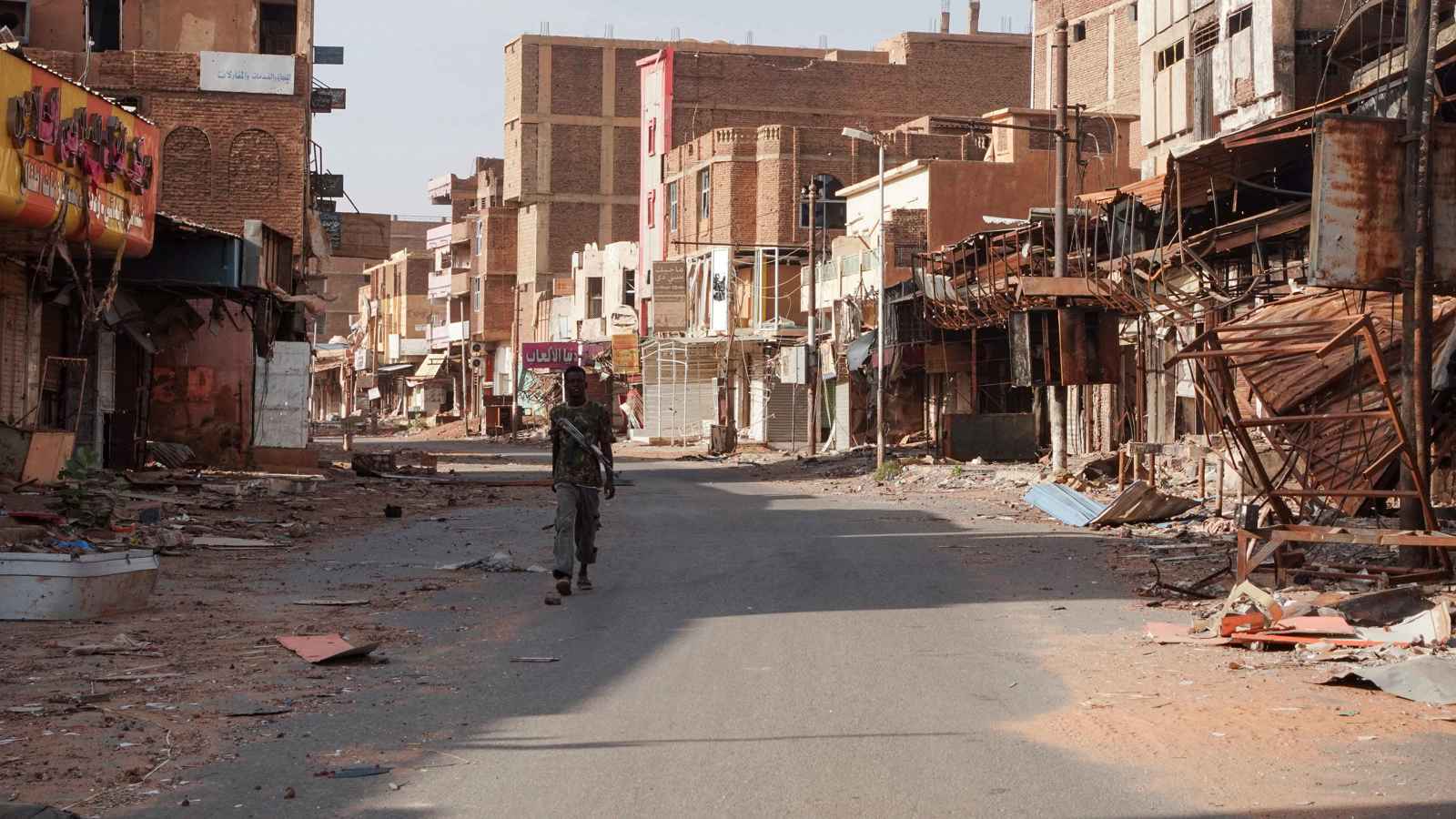 سياسي سوداني لـ "إرم نيوز": معركة الفاشر "أرعبت" البرهان ودفعته لتقديم تنازلات