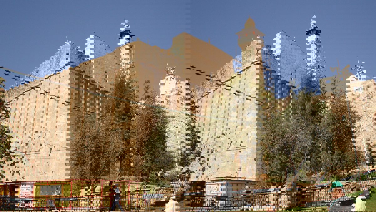 قبل نتنياهو.. الرئيس الإسرائيلي يقتحم الحرم الإبراهيمي في الخليل