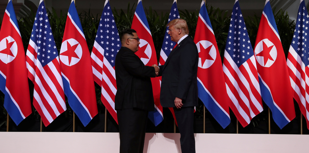 مصافحة تاريخية بين ترامب وكيم جونغ أون (صور وفيديو)