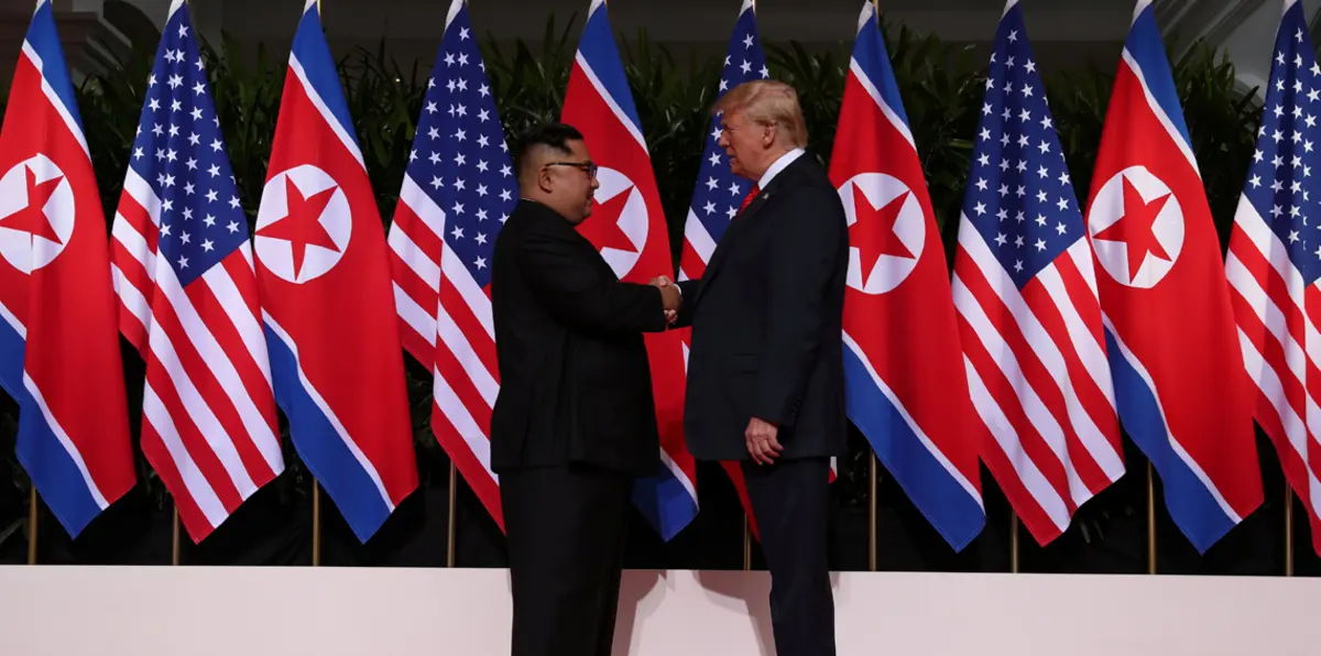مصافحة تاريخية بين ترامب وكيم جونغ أون (صور وفيديو)