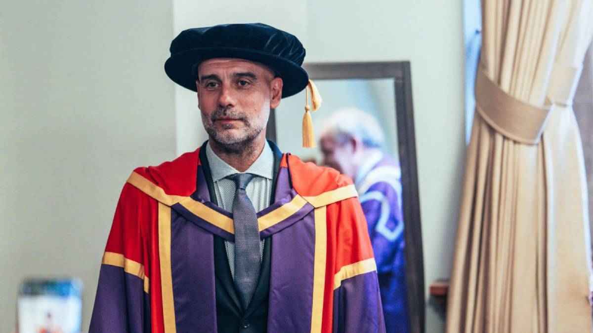 "غوارديولا" يحصل على دكتوراة فخرية من جامعة مانشستر (صور)