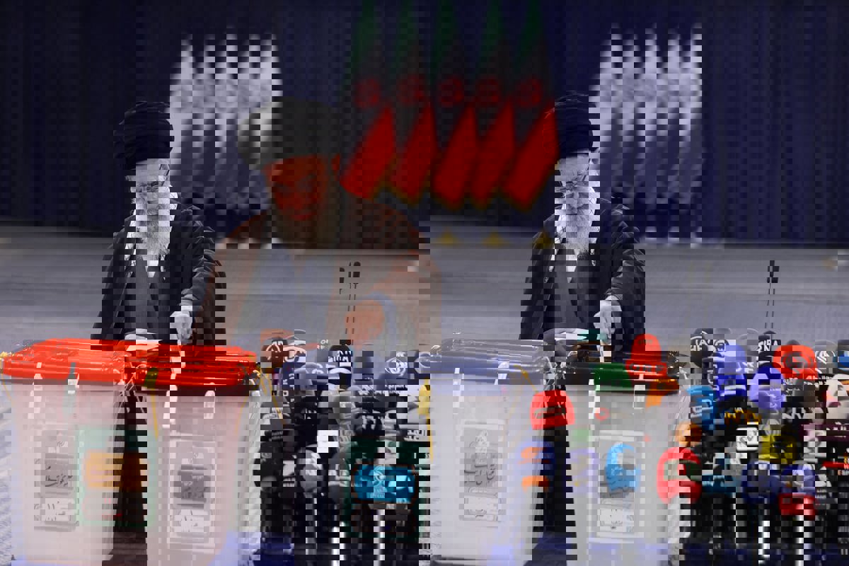 "بلومبرغ": المستثمرون يفضلون رئيسا إيرانيا يحسن العلاقات مع الغرب