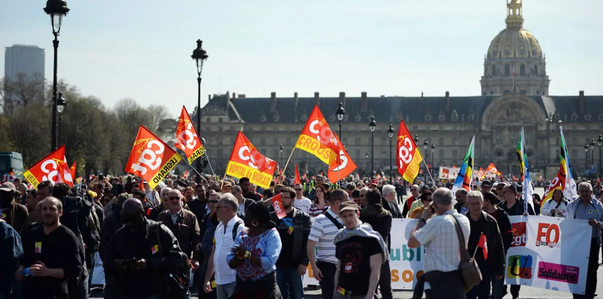 وسط إضرابات واسعة.. هل يصمد مشروع ماكرون الإصلاحي في فرنسا؟