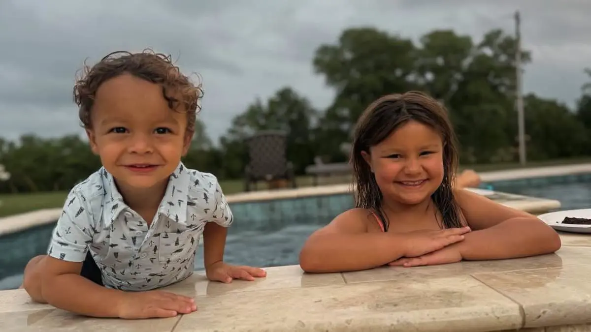 والدة طفل "تيك توك" تظهر لأول مرة بعد رحيله المأساوي (فيديو)