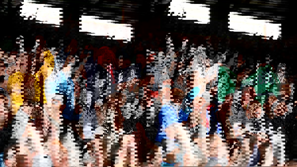 الشرطة تفتح تحقيقا حول لافتة رفعها مشجعو كريستال بالاس ضد استحواذ السعودية على نيوكاسل