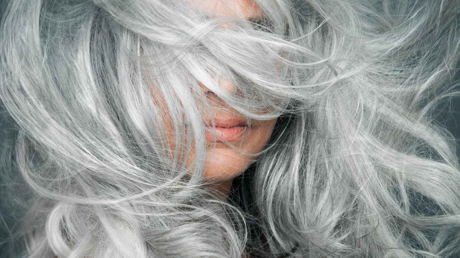 لماذا يغزو "الشيب" شعر البعض قبل الثلاثين؟