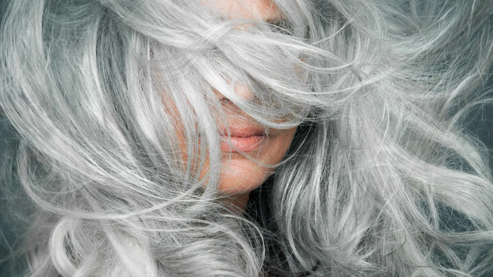 لماذا يغزو "الشيب" شعر البعض قبل الثلاثين؟