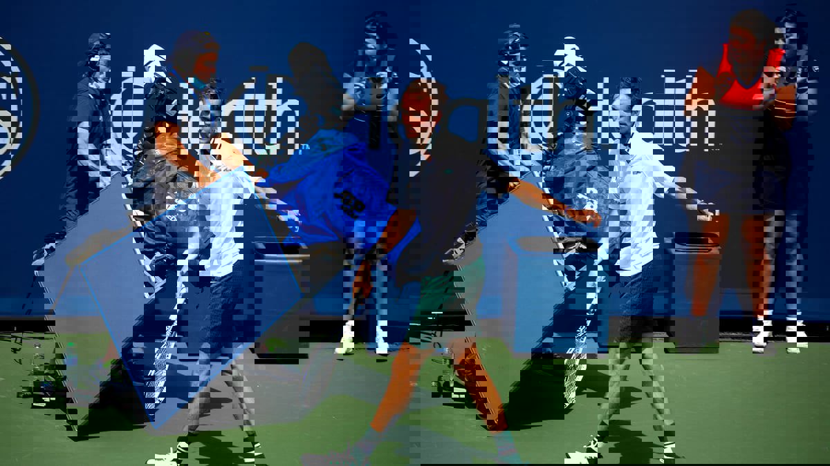 ميدفيديف يصطدم بالكاميرا ثم يركلها خلال خسارة مفاجئة في بطولة سينسناتي للتنس (فيديو)