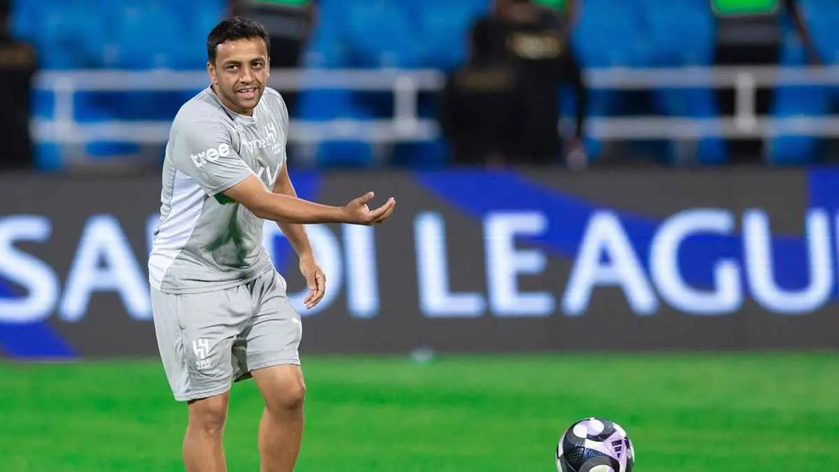 مقدمة السيارة تحطمت.. نجاة أسطورة الهلال محمد الشلهوب من حادث خطير (فيديو)