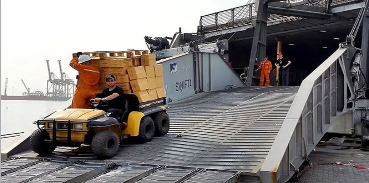 بالصور.. شاهد آثار الدمار بالسفينة الإماراتية "سويفت" التي هاجمها الحوثي