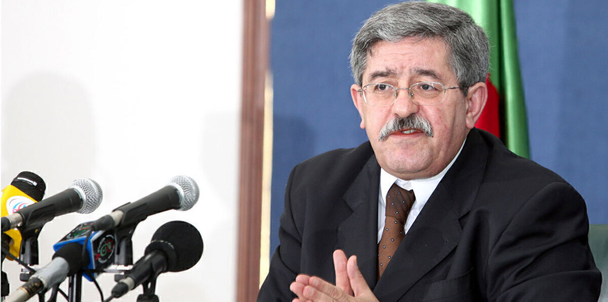 رئيس وزراء الجزائر يعتذر للملك سلمان عن "اللافتة المُسيئة"