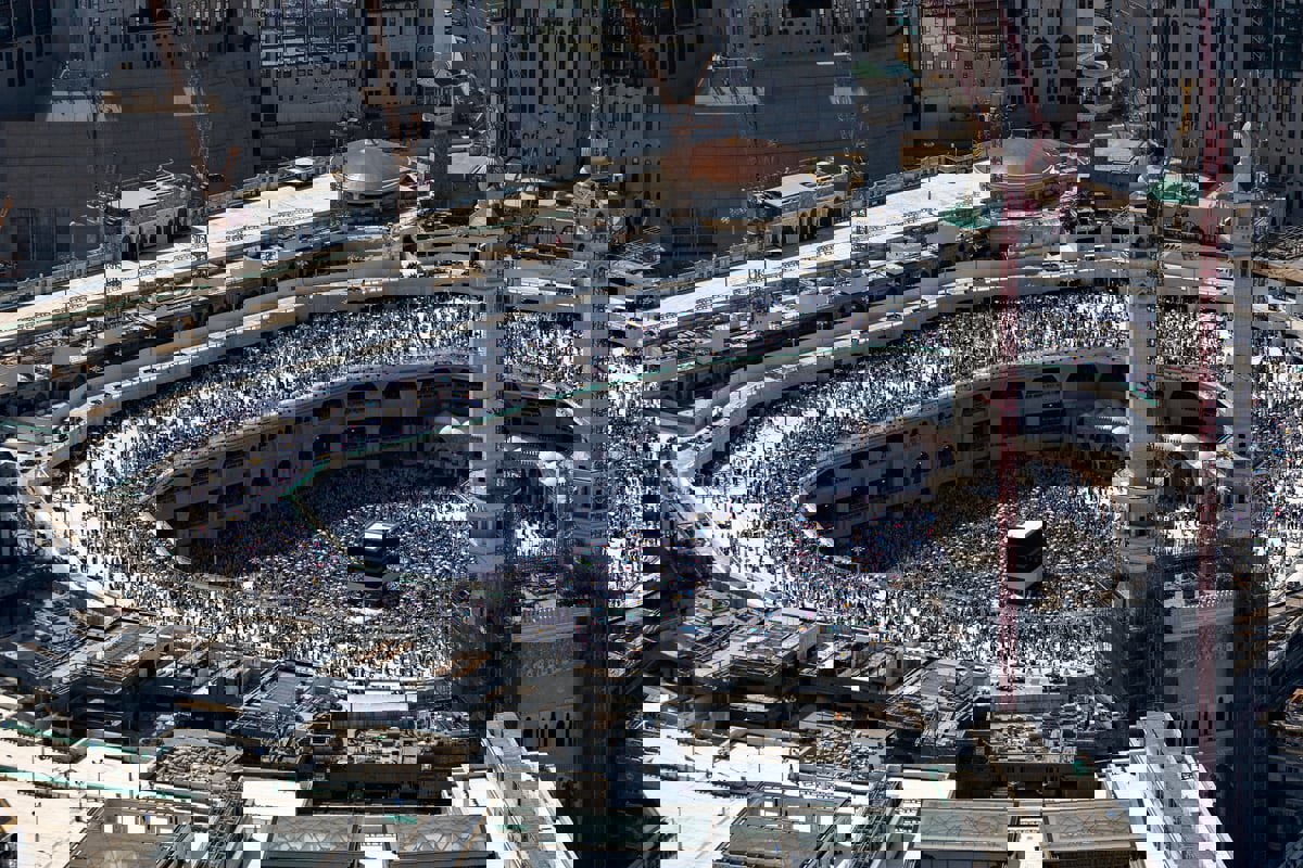 وسط موجة حر قياسية.. أمطار على مكة المكرمة (فيديو)