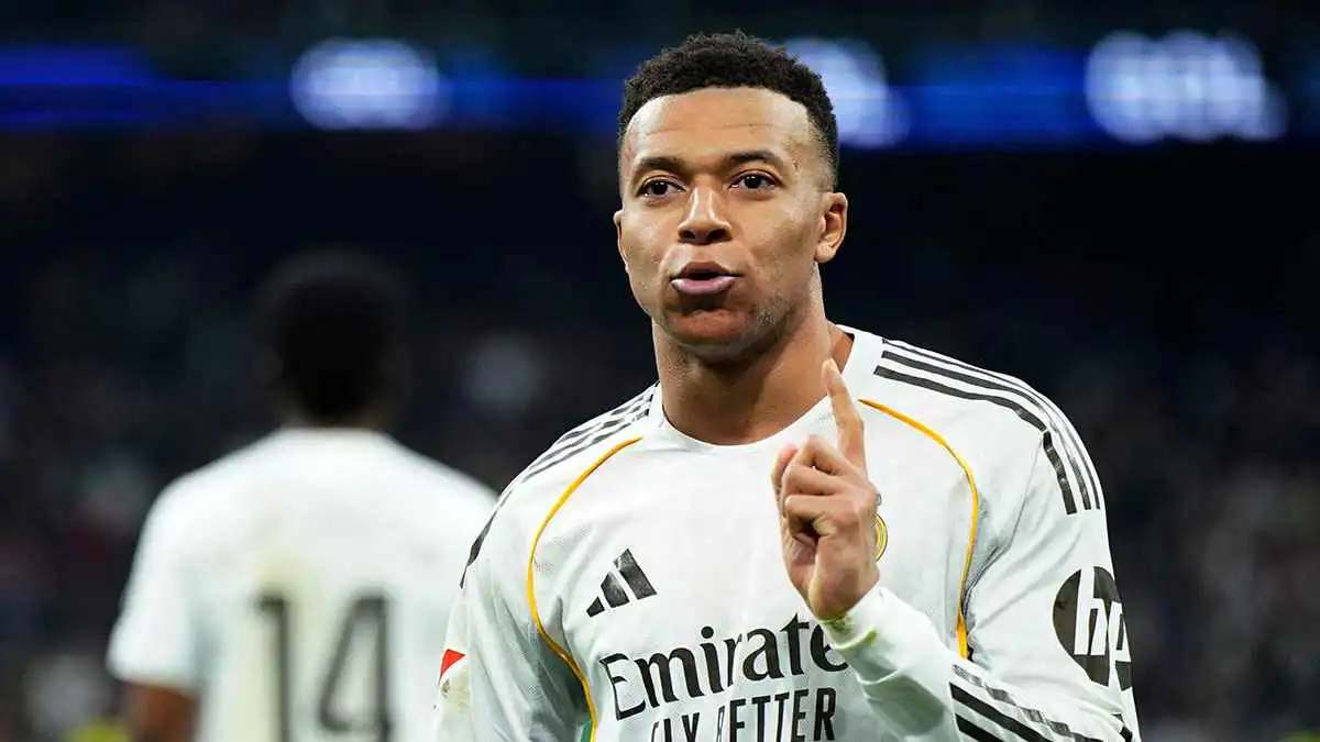 مبابي يهدد باريس سان جيرمان بتجميد الأرصدة البنكية