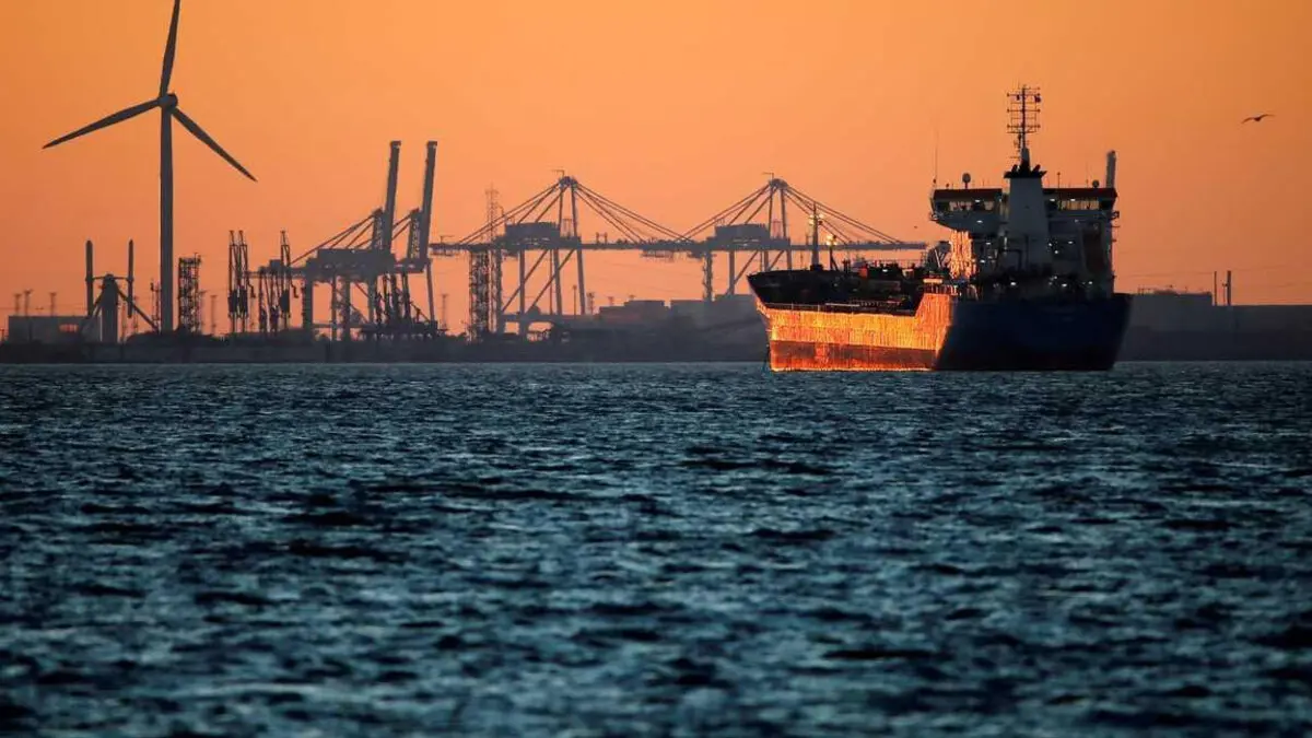 أسعار النفط تصعد لذروتها في 3 أسابيع بدعم اتفاق خفض الإنتاج