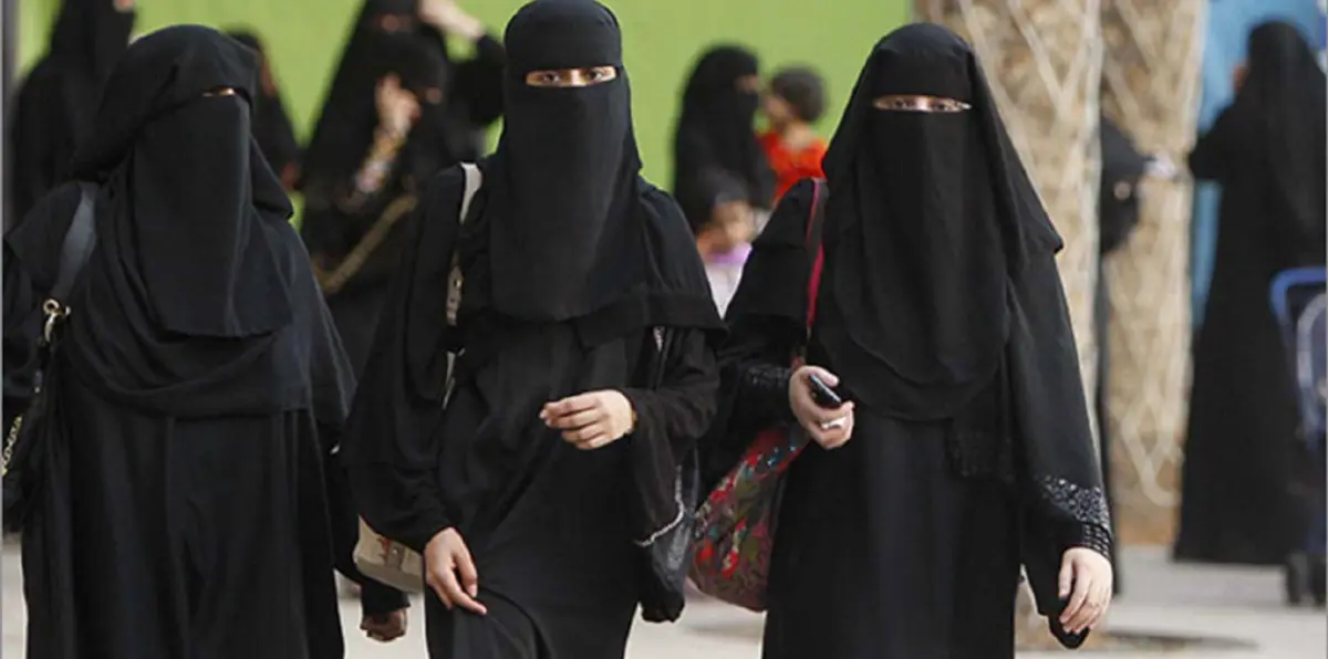 بالفيديو.. فتاة منقبة تعتدي على شاب بالضرب والركل في السعودية