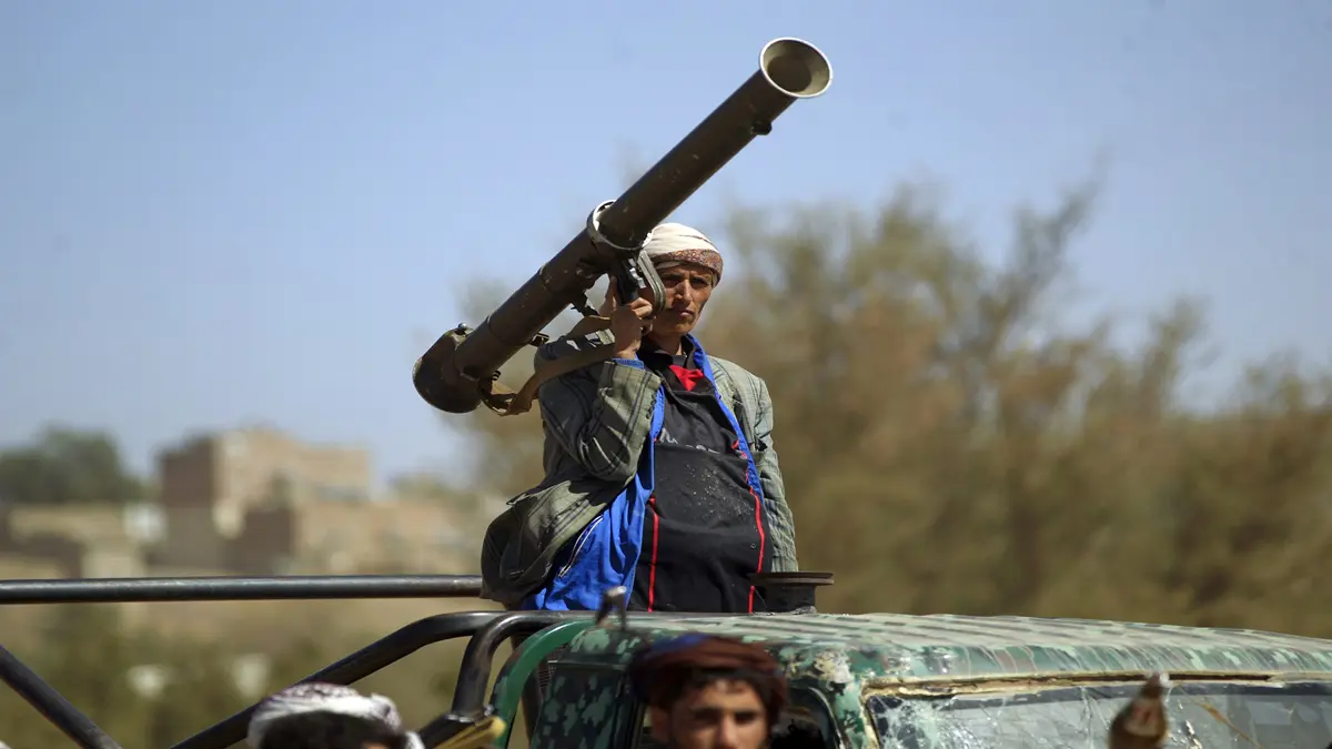 الحوثيون يقصفون مجمعا عسكريا بمحافظة مأرب