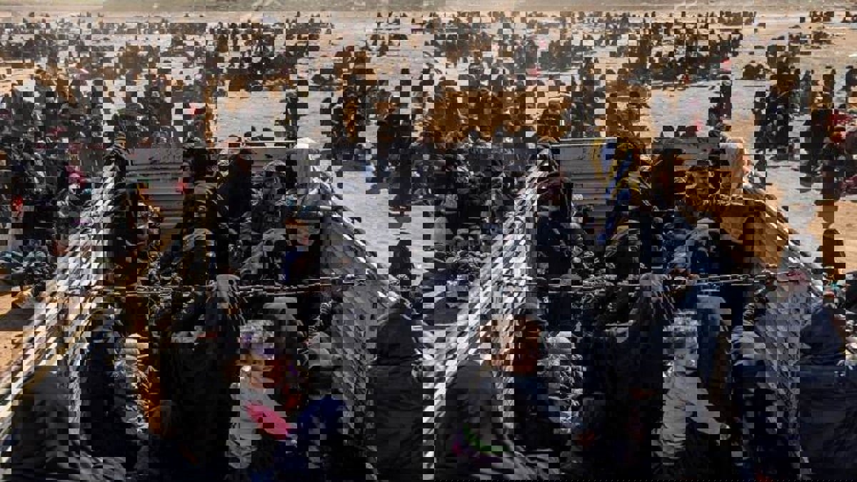 أكراد سوريا ينقلون بعض عائلات مقاتلي داعش خارج مخيم الهول