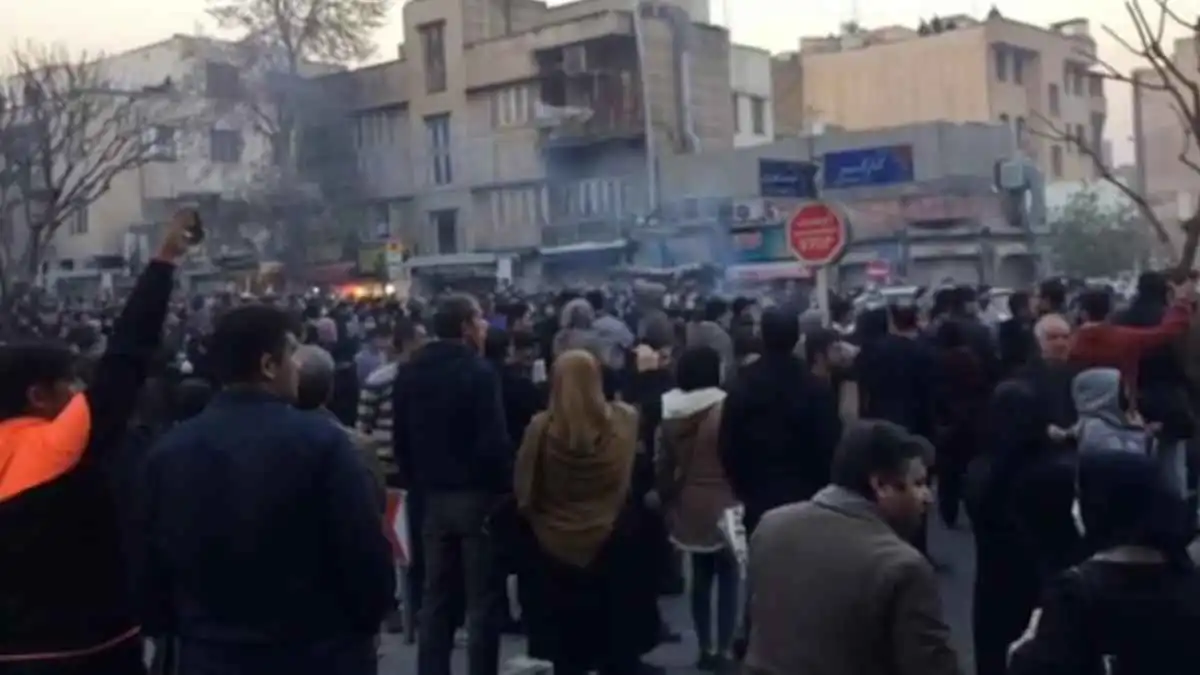 طهران تدرس رفع حجب الإنترنت والتلفزيون الحكومي يتعرض لاختراق