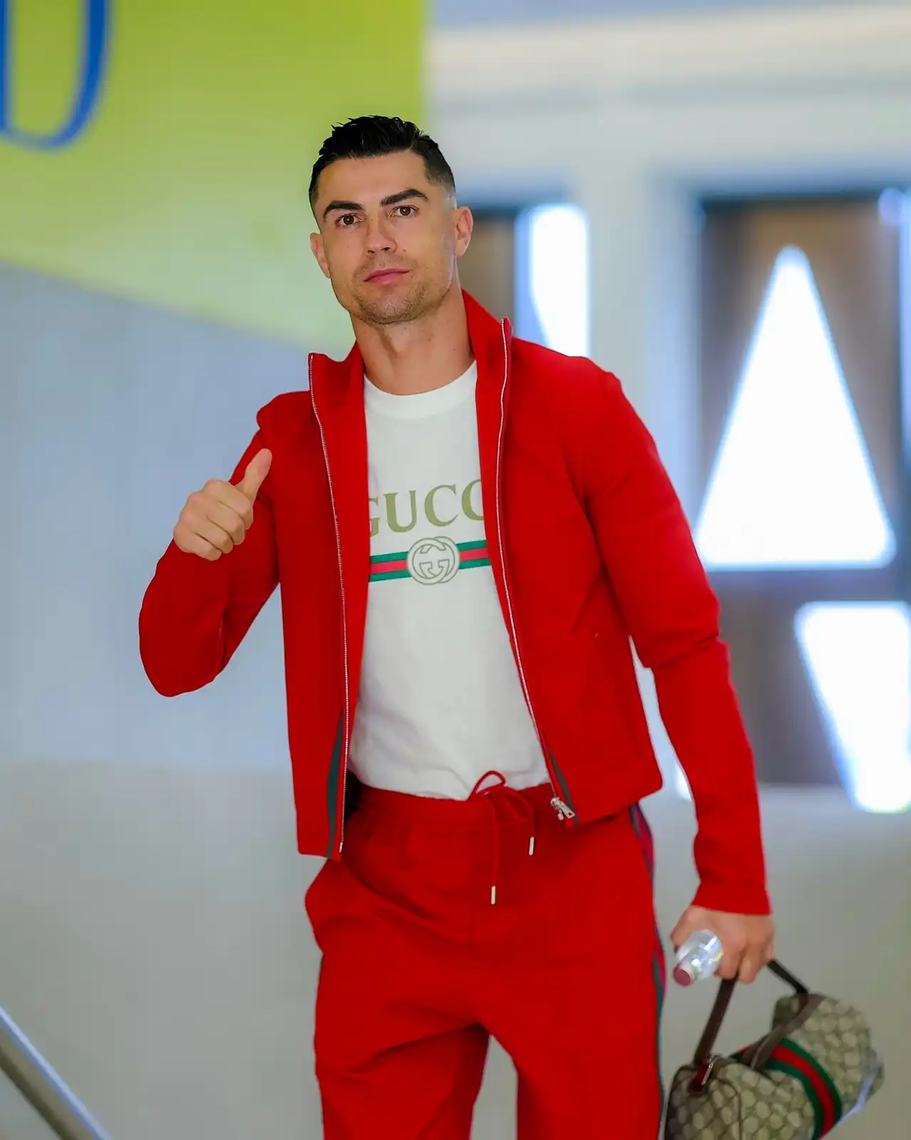 كريستيانو رونالدو بالطاقم الأحمر