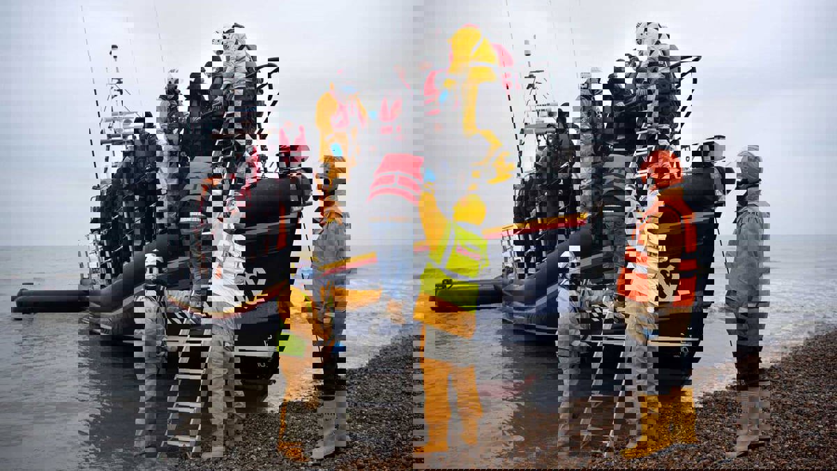 فرنسا تتهم أربعة أشخاص بقضية غرق مهاجرين في قناة المانش