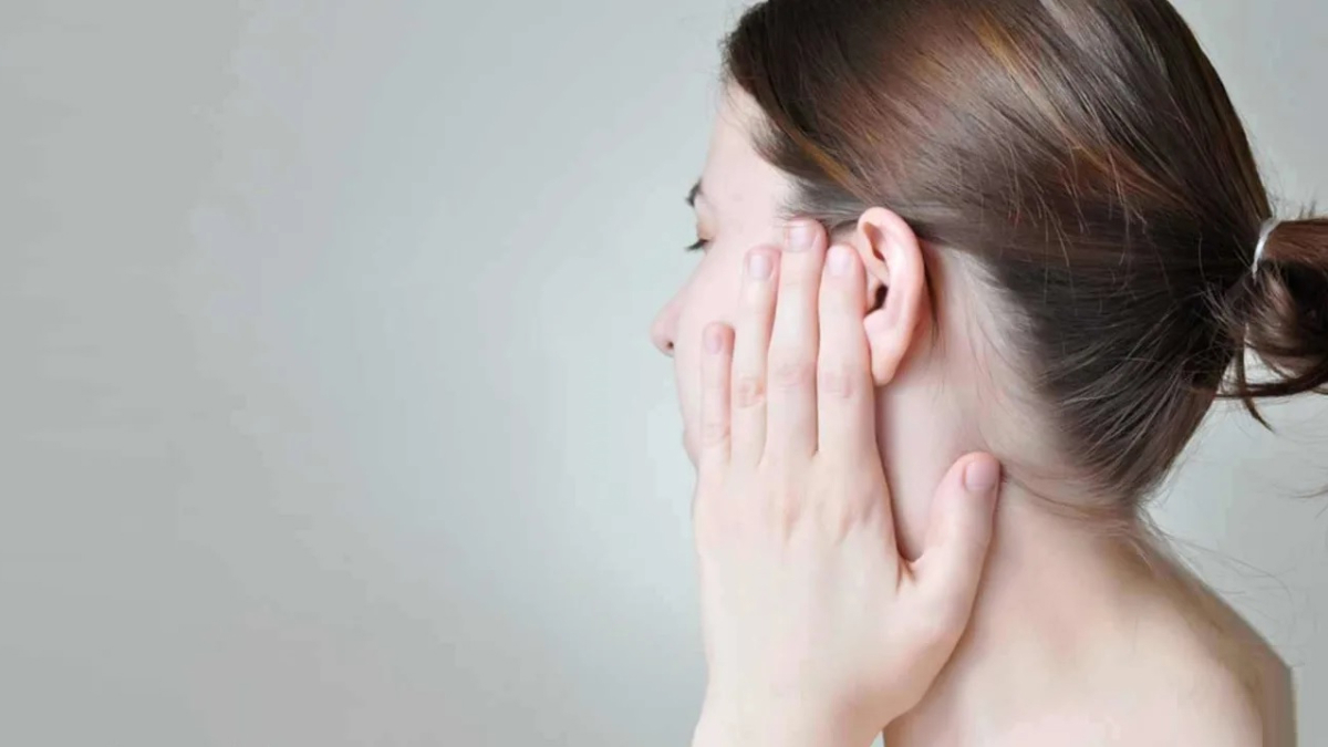 في واقعة صادمة.. قُبلة رومانسية تُمزِّق طبلة أذن فتاة