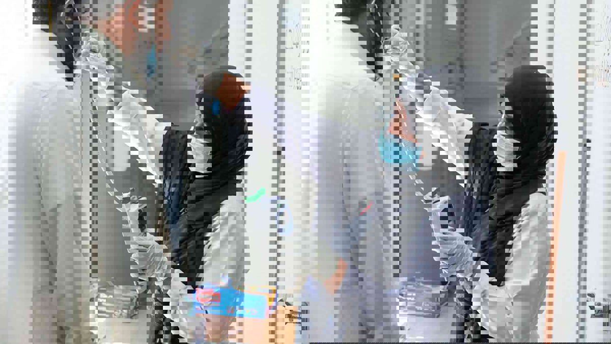 أبعدهن عن عائلاتهن.. طبيبات وممرضات سعوديات يتحدثن عن تجربتهن مع علاج مرضى كورونا (فيديو)