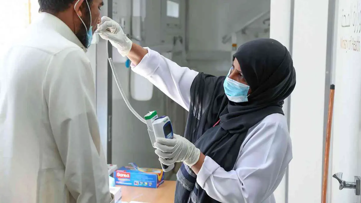 أبعدهن عن عائلاتهن.. طبيبات وممرضات سعوديات يتحدثن عن تجربتهن مع علاج مرضى كورونا (فيديو)