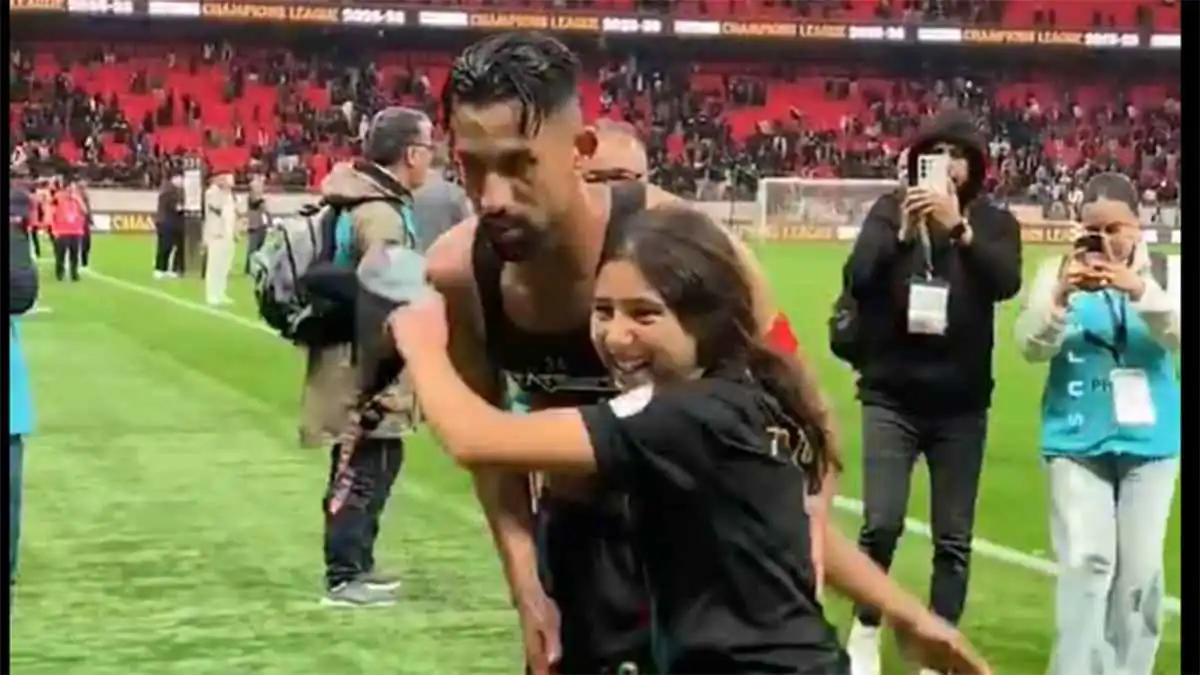 فرحة مشجعة الجيش الملكي بعد حصولها على قميص حريمات (فيديو)