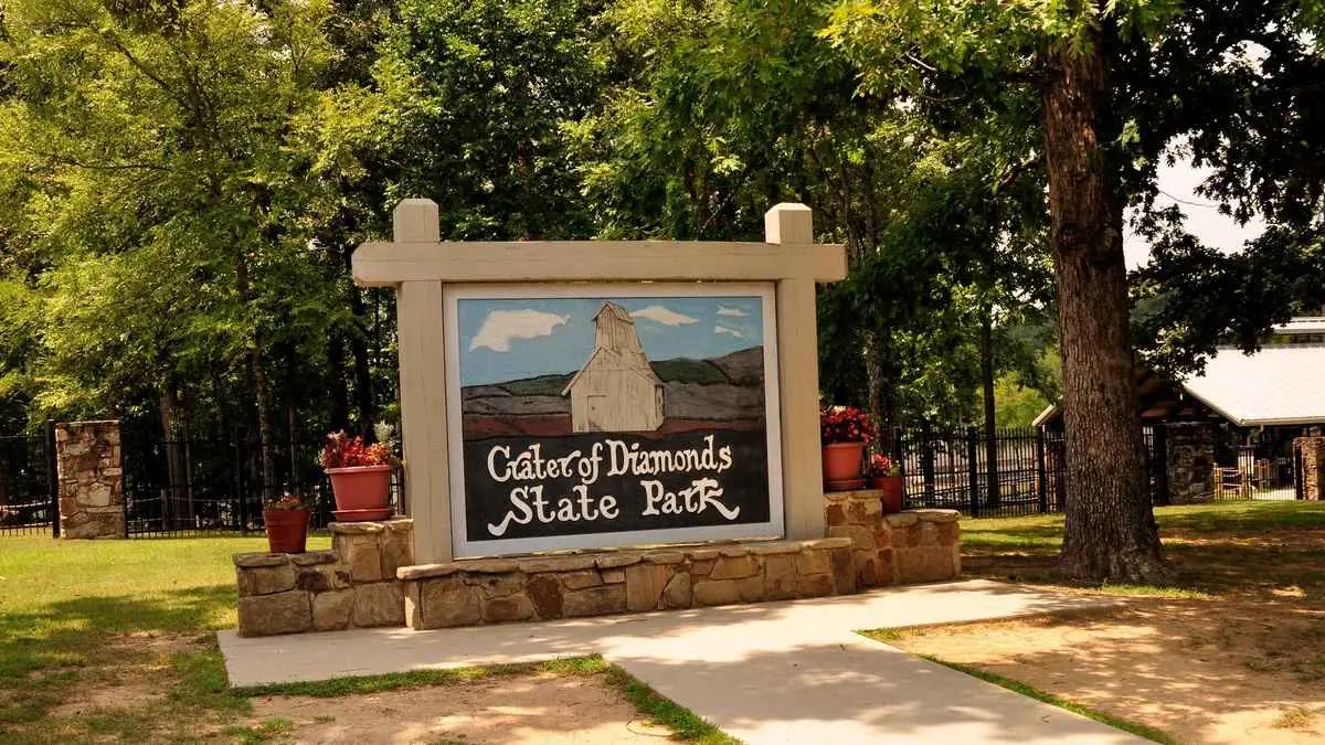 الحديقة الوحيدة في العالم التي قد تخرج منها بألماسة (صور)