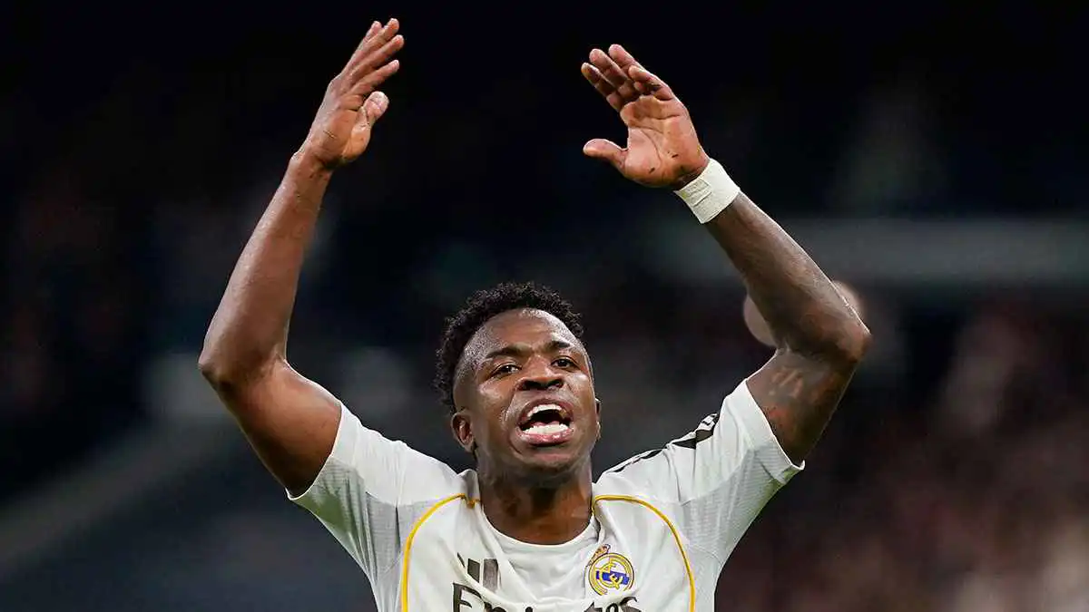 أول رد من فينيسيوس بشأن اتهامه بالتسبب في إقالة تشابي ألونسو