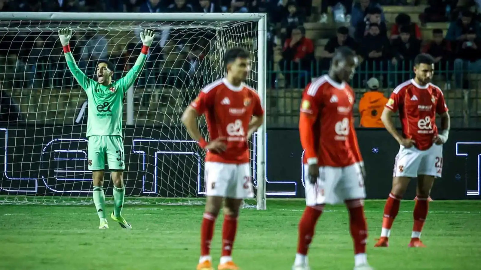 نجم كبير.. أكثر لاعب أثار استياء جمهور الأهلي رغم الفوز على المقاولون