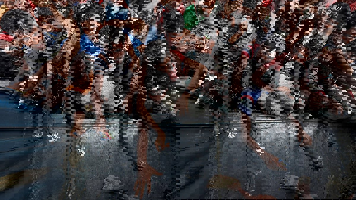 فقدان عشرات الروهينغا بعد غرق مركبهم قرب جزيرة بنغلادشية