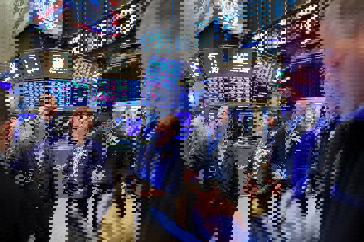 "ستاندرد آند بورز" يصعد والمؤشر "ناسداك" يتجاوز 17 ألف نقطة