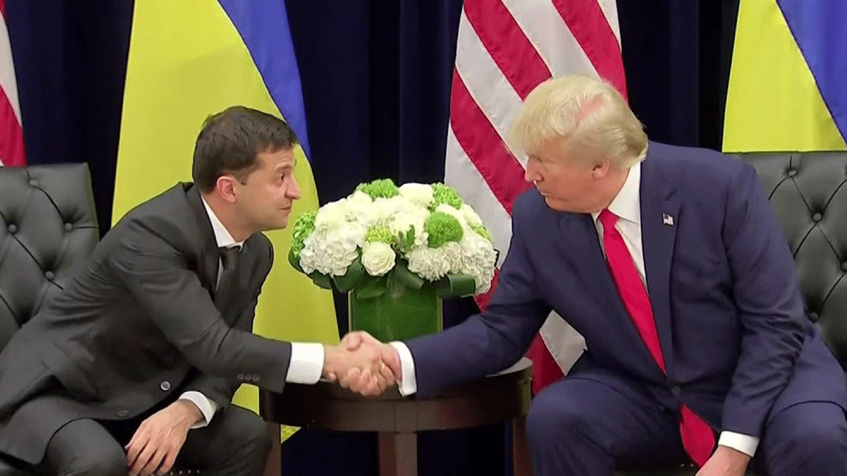 صحيفة أمريكية تكشف هوية المبلّغ عن مكالمة ترامب "المثيرة" مع الرئيس الأوكراني