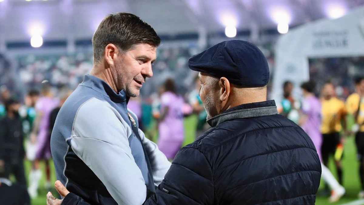 ابن زكري أخذ نصيبه من جيرارد.. تعليق مثير بعد خسارة الاتفاق أمام الخلود (فيديو)