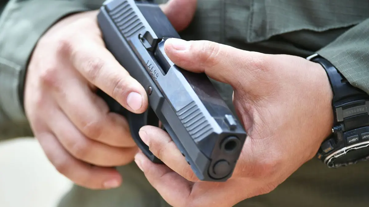 شرطي عراقي وشقيقته ينهيان حياتهما بـ"الرصاص"