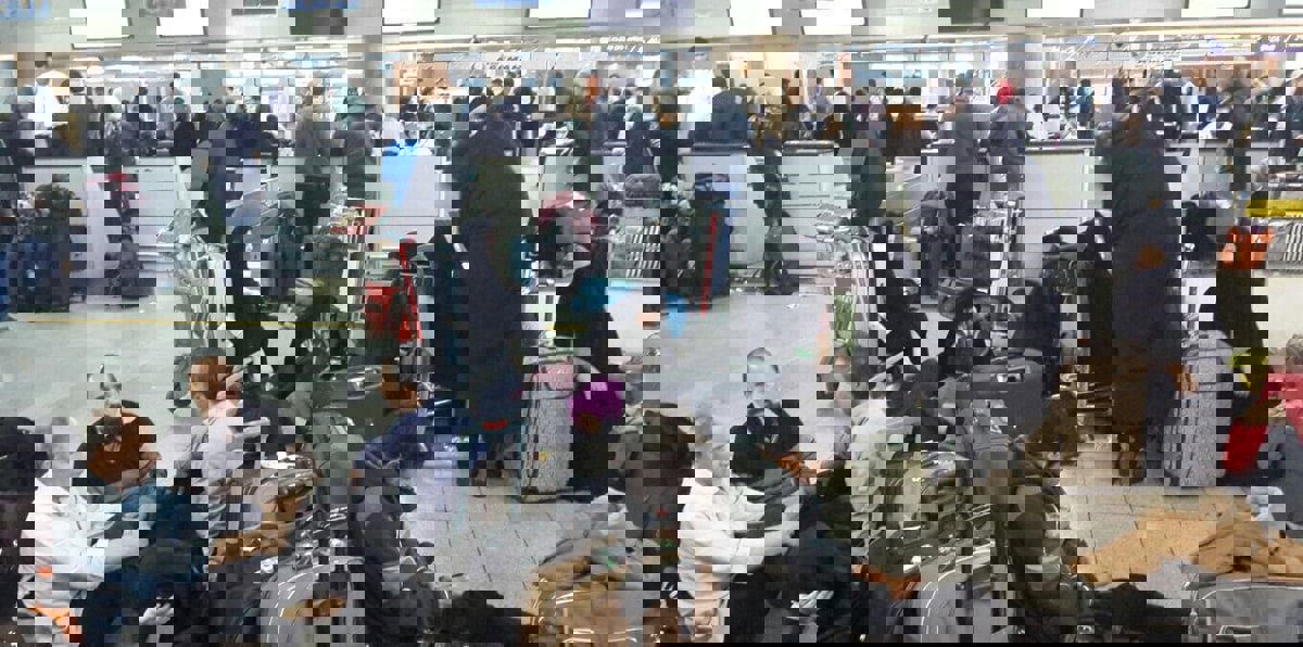 بالصور والفيديو.. احتجاجات في مطار الخميني بطهران بسبب إلغاء الرحلات